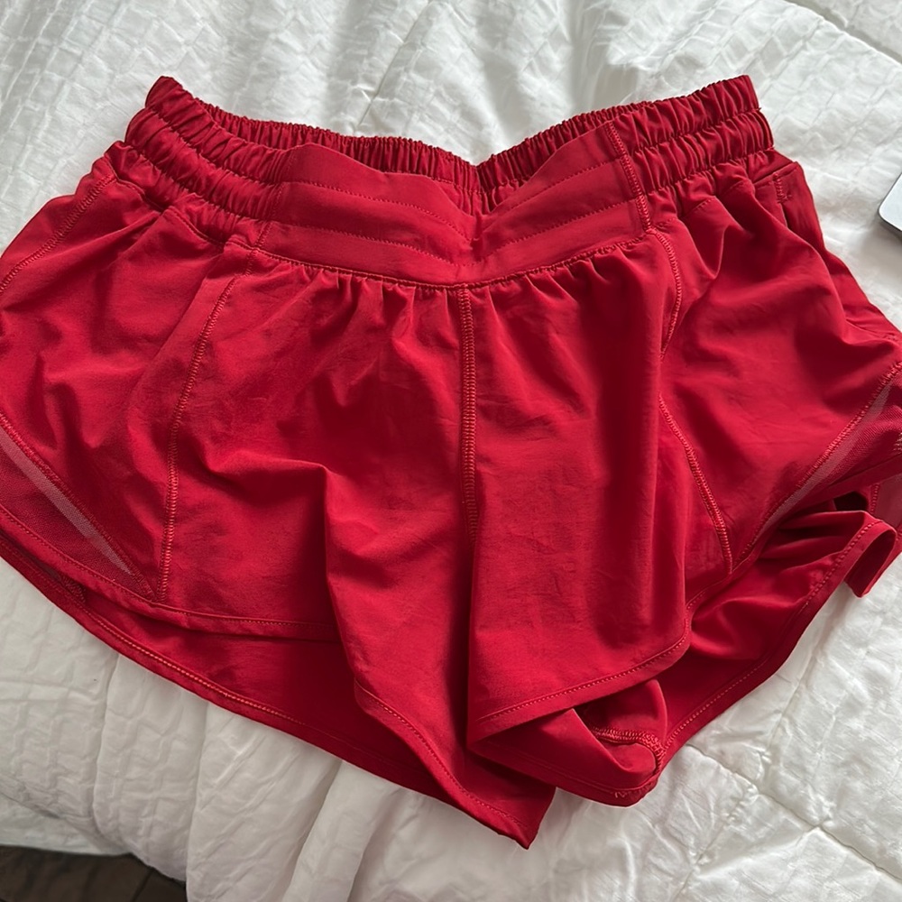 red lululemon hotty hot 2.5” inseam